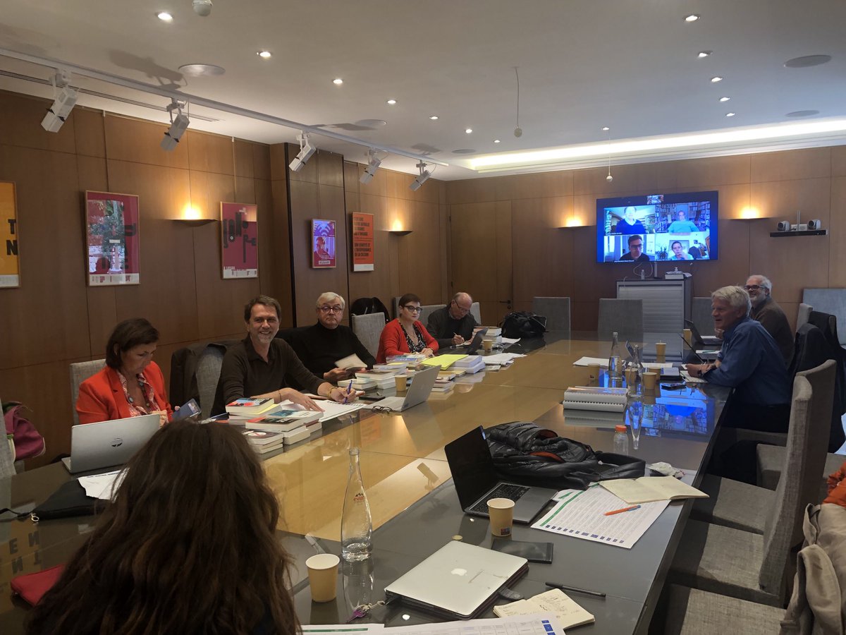 DelphineMinoui's tweet photo. Journée intense pour la présélection des finalistes du Prix ⁦@albert_londres⁩. Des reportages passionnants. Beaucoup de très belles surprises et de jeunes talents qui font honneur au journalisme (pix : une partie de notre jury à la ⁦Scam ⁦@webscam⁩ ) https://t.co/SFSyiEMM1e