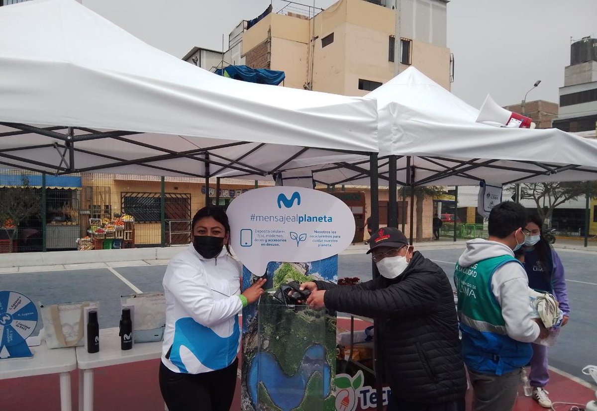 ComsMovistarPe's tweet photo. Participamos en la campaña de #TecnoreciclaLima, organizada por la @MuniLima, en el parque Clorinda Matto 🤩. Con esta actividad, enseñamos al público la importancia de segregar los Residuos de Aparatos Eléctricos y Electrónicos (RAEE) de manera responsable. ♻️🌎 https://t.co/BF2B2LujWV