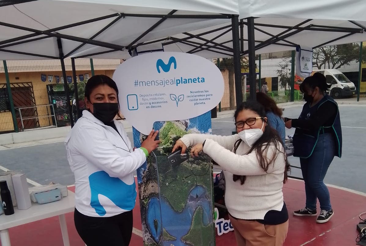 ComsMovistarPe's tweet photo. Participamos en la campaña de #TecnoreciclaLima, organizada por la @MuniLima, en el parque Clorinda Matto 🤩. Con esta actividad, enseñamos al público la importancia de segregar los Residuos de Aparatos Eléctricos y Electrónicos (RAEE) de manera responsable. ♻️🌎 https://t.co/BF2B2LujWV