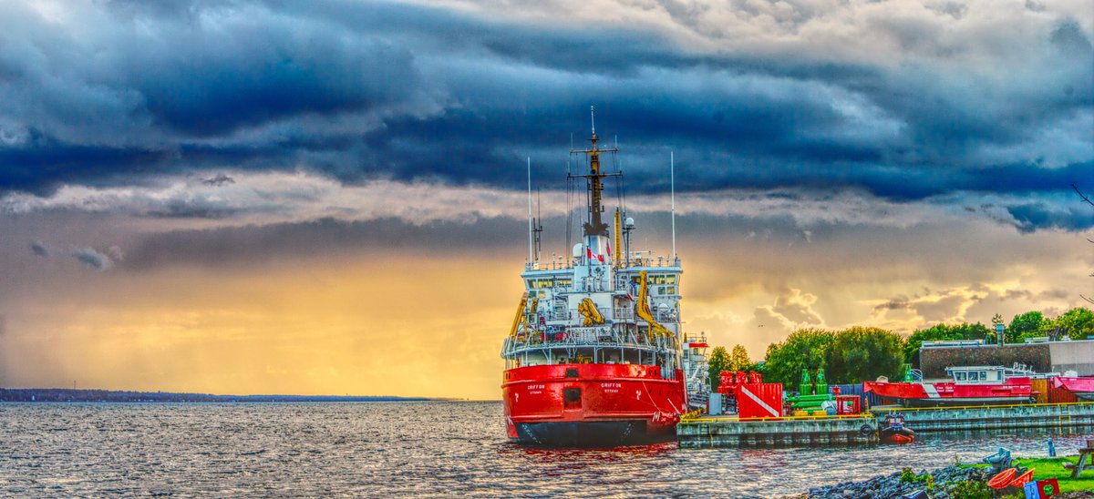 lenzcrafty's tweet photo. Rain south west, clearing north east. #prescottontario #photography #canadiancoastguard #ccg https://t.co/pM8epoLFhm