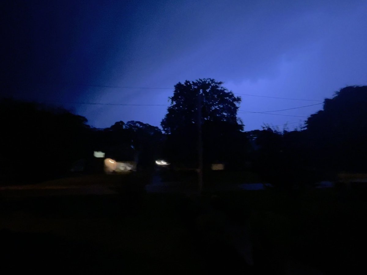 tornadicwonder's tweet photo. 9:44-9:46 PM
a massive supercell begins to roll in, with multiple layers of shelf clouds, and HP-like features #supercell #hpstorm https://t.co/7gB2sPaWeP