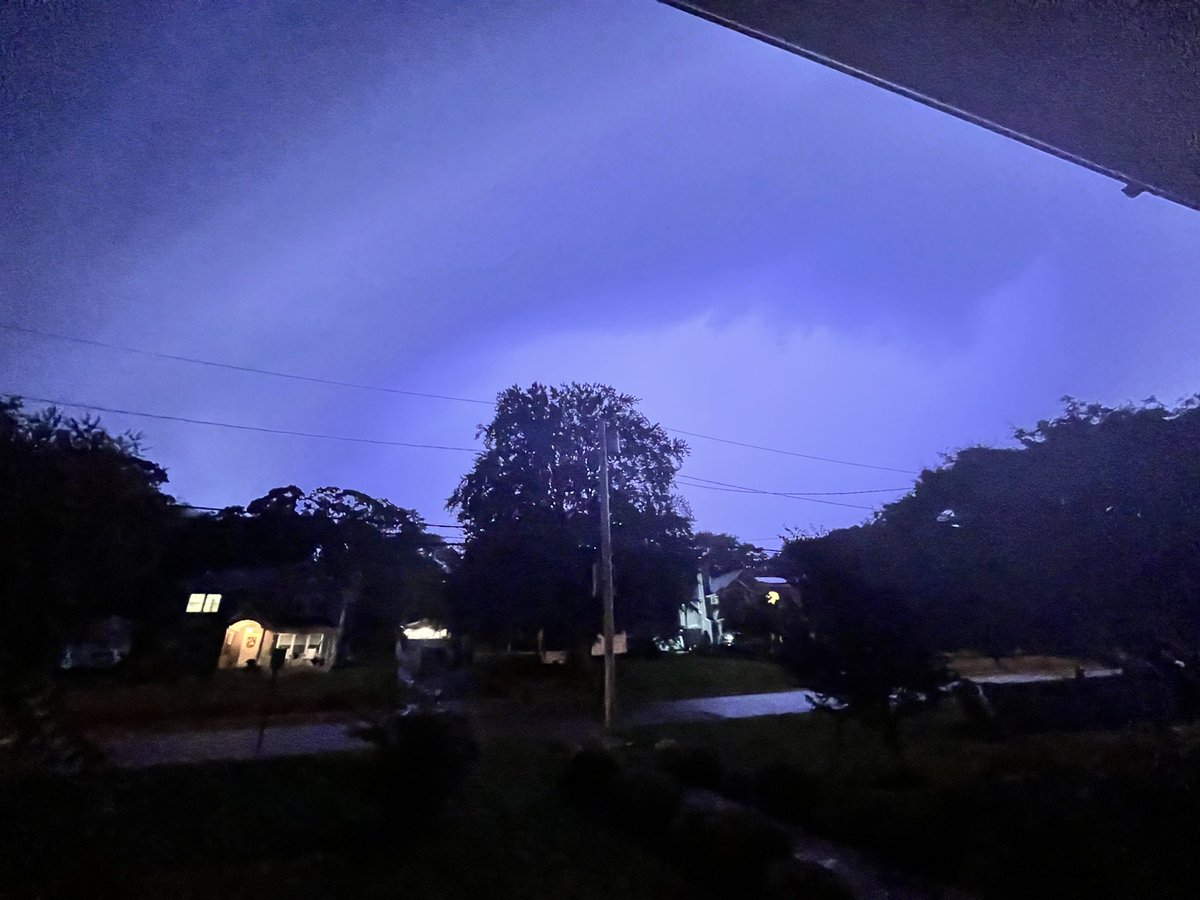 tornadicwonder's tweet photo. 9:44-9:46 PM
a massive supercell begins to roll in, with multiple layers of shelf clouds, and HP-like features #supercell #hpstorm https://t.co/7gB2sPaWeP