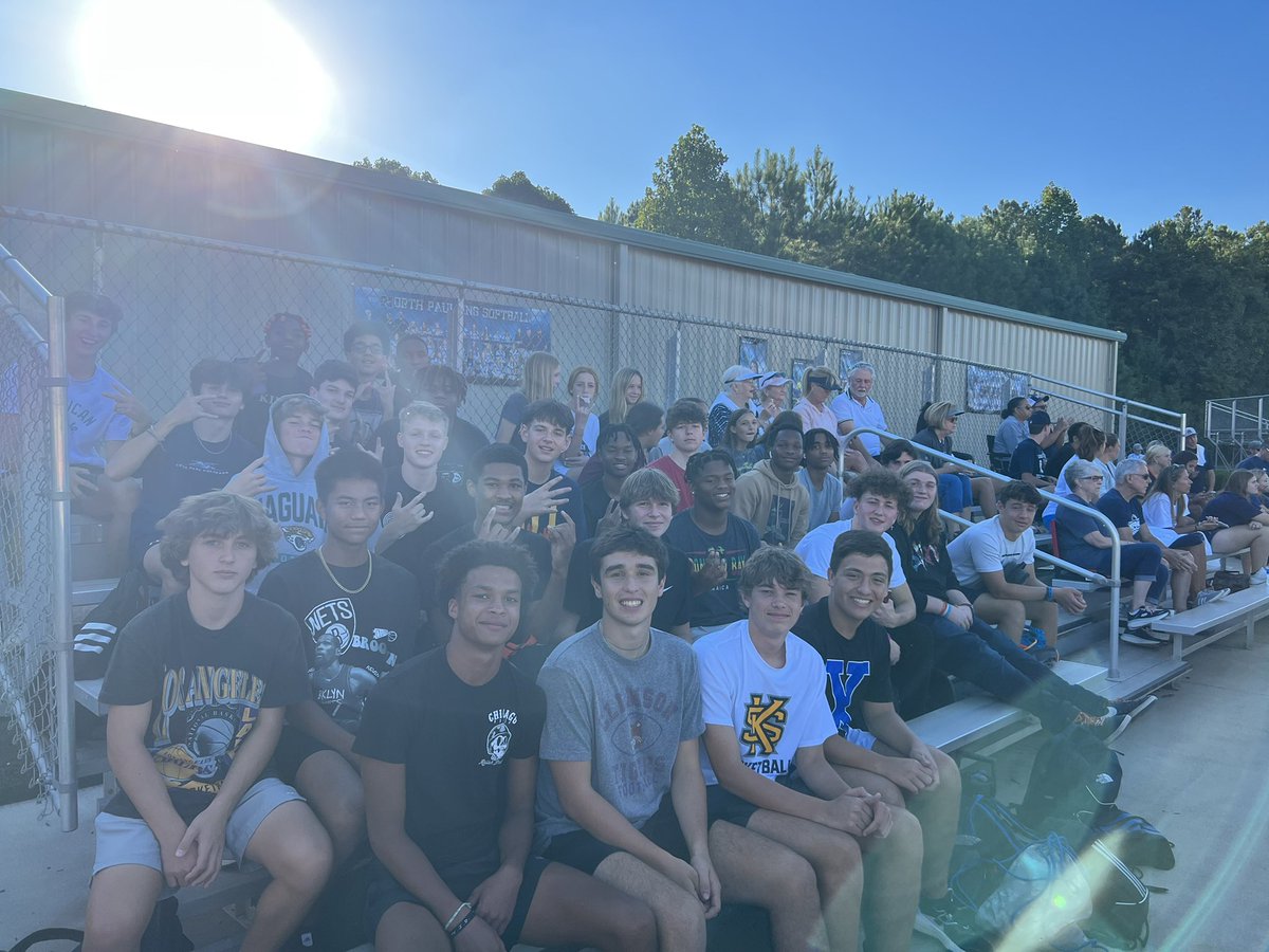 NPHSMensHoops's tweet image. Your Pack supporting @NPHSsoftball tonight as they take on MPC. Go Pack! 🐺