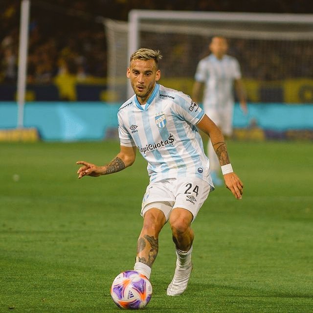 DSportsRadio's tweet photo. #AHORA | Renzo #Tesuri, jugador de #AtleticoTucuman ⚪🔵:
👥 "Lo de la gente es para sacarse el sombrero. Entras a la cancha y te querés tirar de cabeza".
💬 "Vamos a ir partido tras partido como lo venimos haciendo. A nosotros nos quedan 6 finales". https://t.co/12QFhXV6Lc