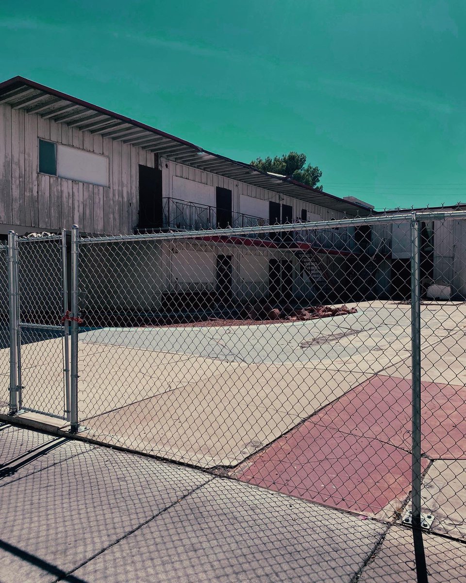 lenah_nazer's tweet photo. I wanted to rent here…but gone are the days.  No more laughs. No more cries.  No more anything. Just goodbyes.
.
.
#lasvegas #nevada #abandoned #urbanexplorer https://t.co/cC5EefpOHg