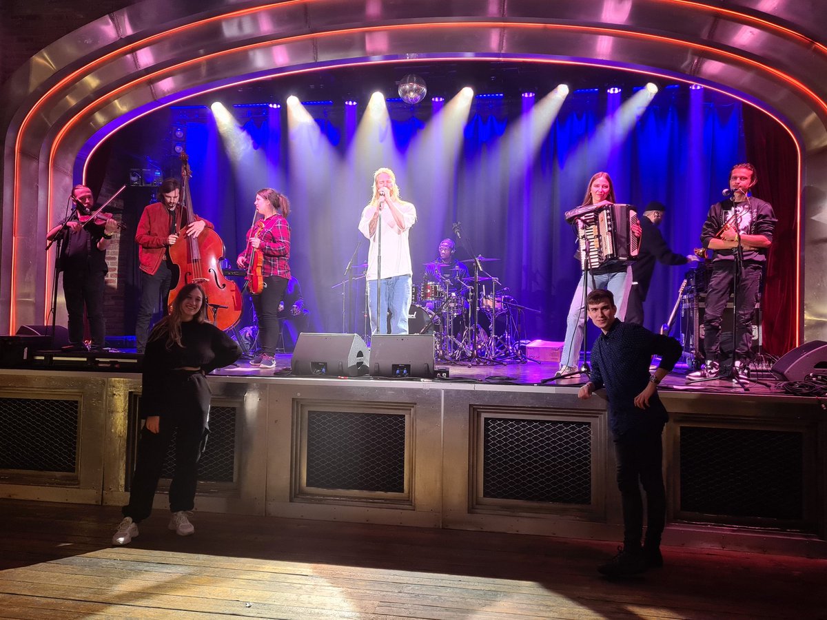 stefpassamonte's tweet photo. Just about to go on stage! What a privilege for my Ukrainian music student to perform with superstar Sam Ryder tonight at Lafayette! Watch it in live streaming on TikTok #samryder #Eurovision #nationalalbumday #newalbum #lpmam #ukrainianrefugeemusicians #lpmamstudents #livetiktok https://t.co/04utc4UTWr