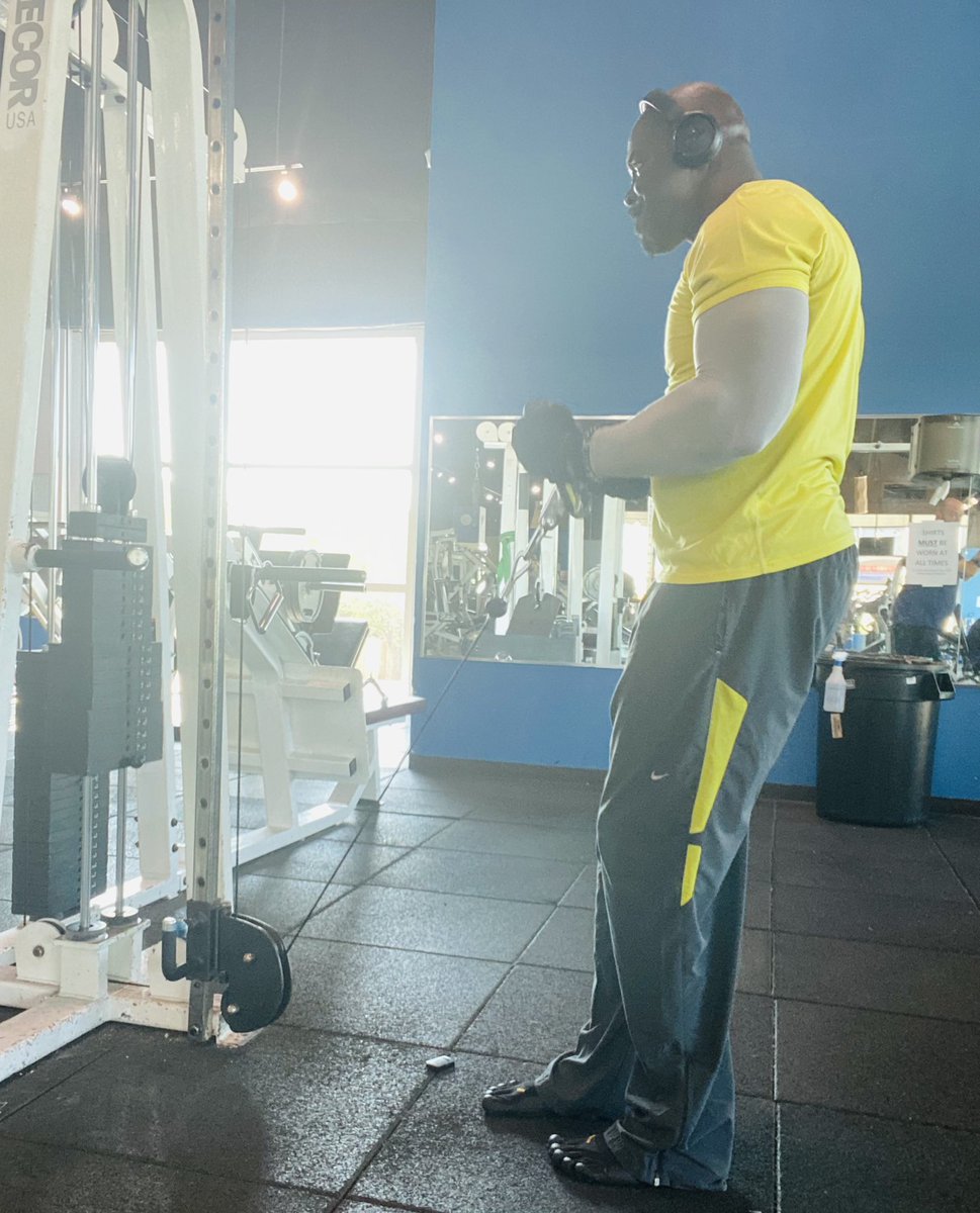 OGDEISEL's tweet photo. Universal Chest Monday & Biceps 2 #OGFit #OG247365 #OG https://t.co/8bzysKjAPQ