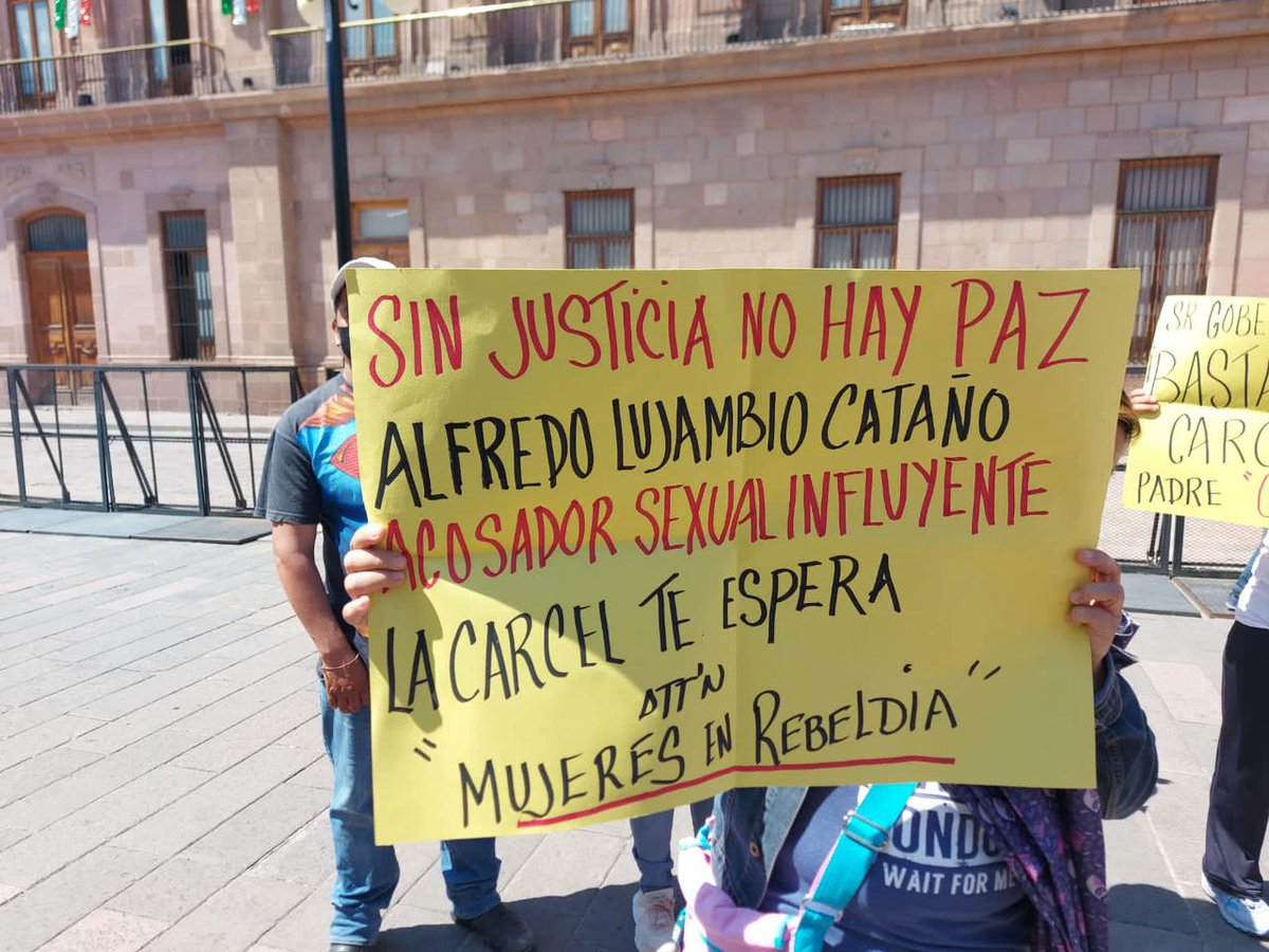 AntenaSanLuis's tweet photo. #SLP │ En “marcha por la paz” piden justicia para #víctimas de #AlejandroN y el #padreCórdova
Los asistentes también traían consigo pancartas donde solicitaban que se creara un padrón de agresores sexuales en el estado -> https://t.co/xNC58ieExz https://t.co/xDuYEQVgxW