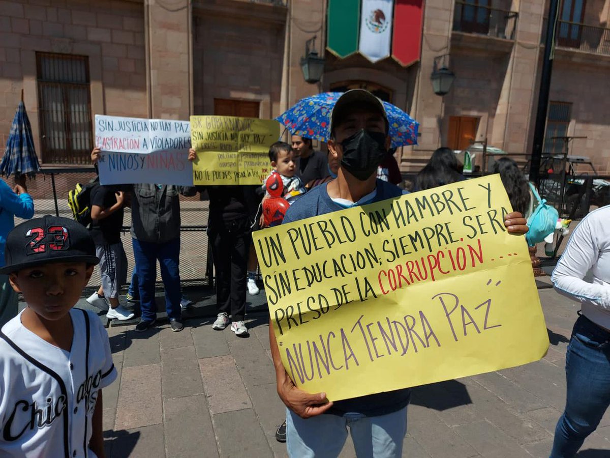 AntenaSanLuis's tweet photo. #SLP │ En “marcha por la paz” piden justicia para #víctimas de #AlejandroN y el #padreCórdova
Los asistentes también traían consigo pancartas donde solicitaban que se creara un padrón de agresores sexuales en el estado -> https://t.co/xNC58ieExz https://t.co/xDuYEQVgxW