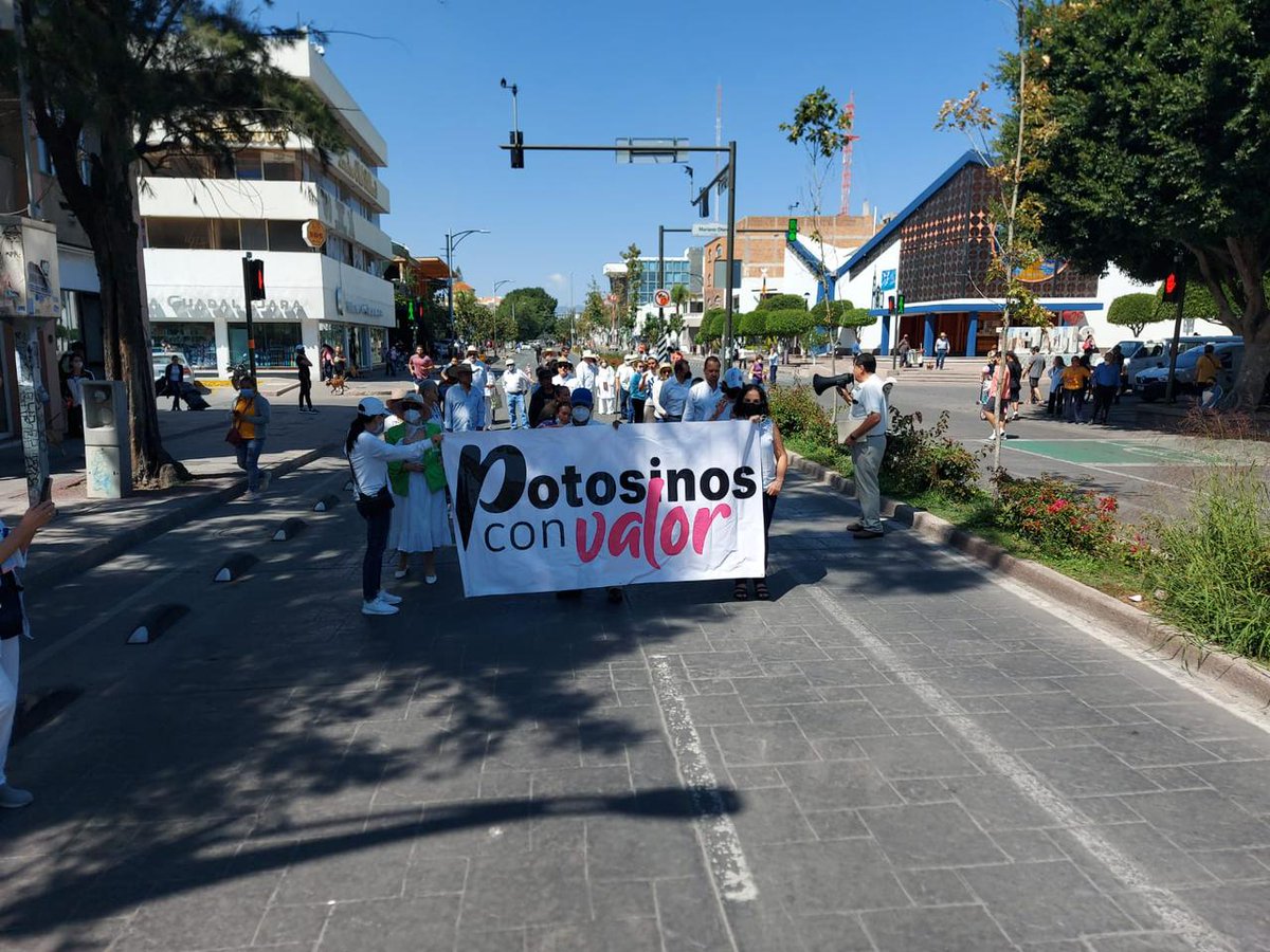 AntenaSanLuis's tweet photo. #SLP │ En “marcha por la paz” piden justicia para #víctimas de #AlejandroN y el #padreCórdova
Los asistentes también traían consigo pancartas donde solicitaban que se creara un padrón de agresores sexuales en el estado -> https://t.co/xNC58ieExz https://t.co/xDuYEQVgxW