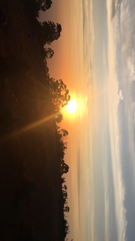 FtimaRogel2's tweet photo. Un atardecer en el Cerro Pircas del cantón Celica.🌞✨
#cerro #pircas #atardecer #verano https://t.co/jDHbU9hA0C