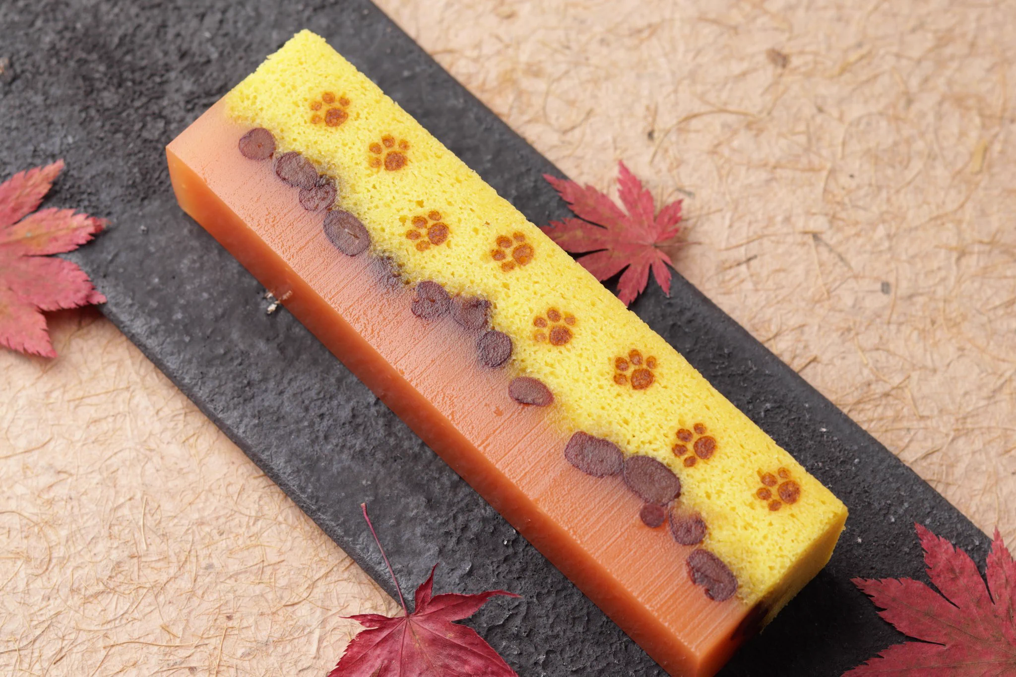 食べるのもったいない！猫の焼き印が素敵な秋の羊羹。