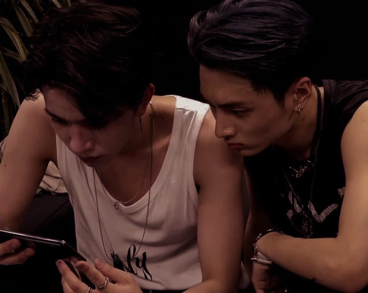 jenovation's tweet photo. ⠀
🎸 ﹫playb͟oy shit [×] heejayke au

   Jake não imaginou que dar em cima dos dois colegas de banda poderia ser tão prazeroso, mas também não contava que eles fossem virar o jogo e colocar o próprio Sim contra a parede (literalmente). O 'karma' parecia a favor daquele trio.
⠀ https://t.co/PFYvdgVP6x