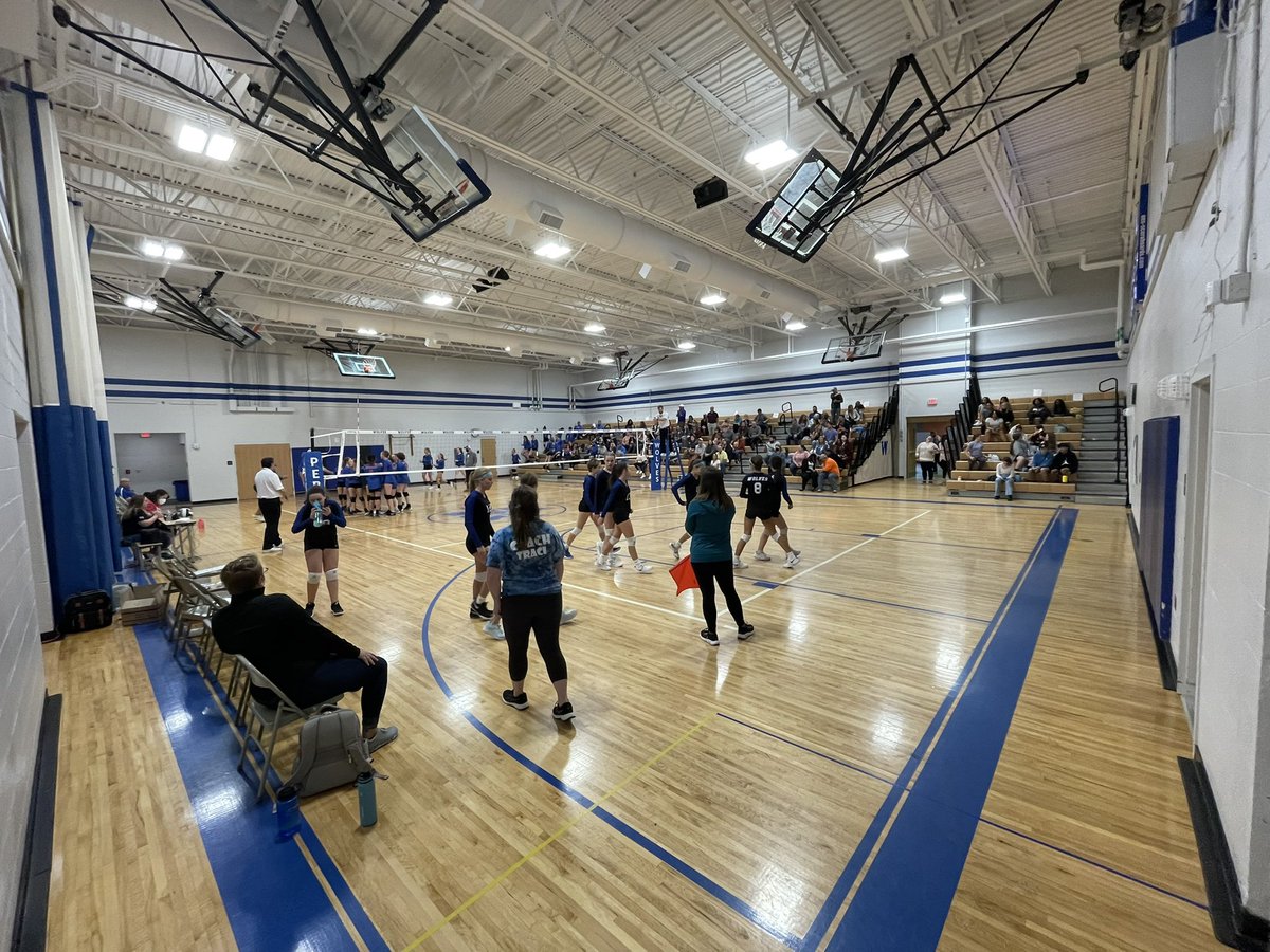 Full House tonight for our Women’s Volleyball match-up.  Special guests tonight were the Bluffsview Elementary &amp; Perry MS Teachers and Staff.  <a href="/wcsdistrict/">Worthington Schools</a> #ItsWorthIt <a href="/PerryMSWolves/">Perry Middle School</a>