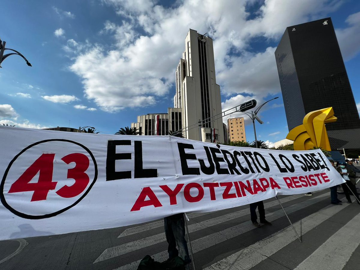En la marcha de #CDMX por 8 años sin justicia ni verdad para los 43 estudiantes desaparecidos de #Ayotzinapa, se despliega una manta para señalar la responsabilidad del Ejército en el crimen.

#FueElEjercito 
#CrimenDeEstado 
#Ayotzinapa8años