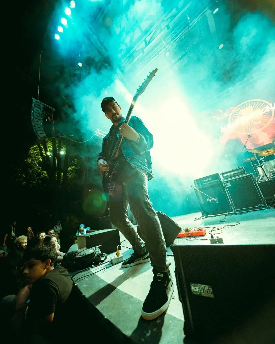 A L T A V O Z 🔥 ¡Qué noche la del viernes! Este es un pequeño adelanto del registro fotográfico del crack del lente (y la batería) Jhoan Alzate, de nuestra presentación 📸🔥🤟 @Altavozfest