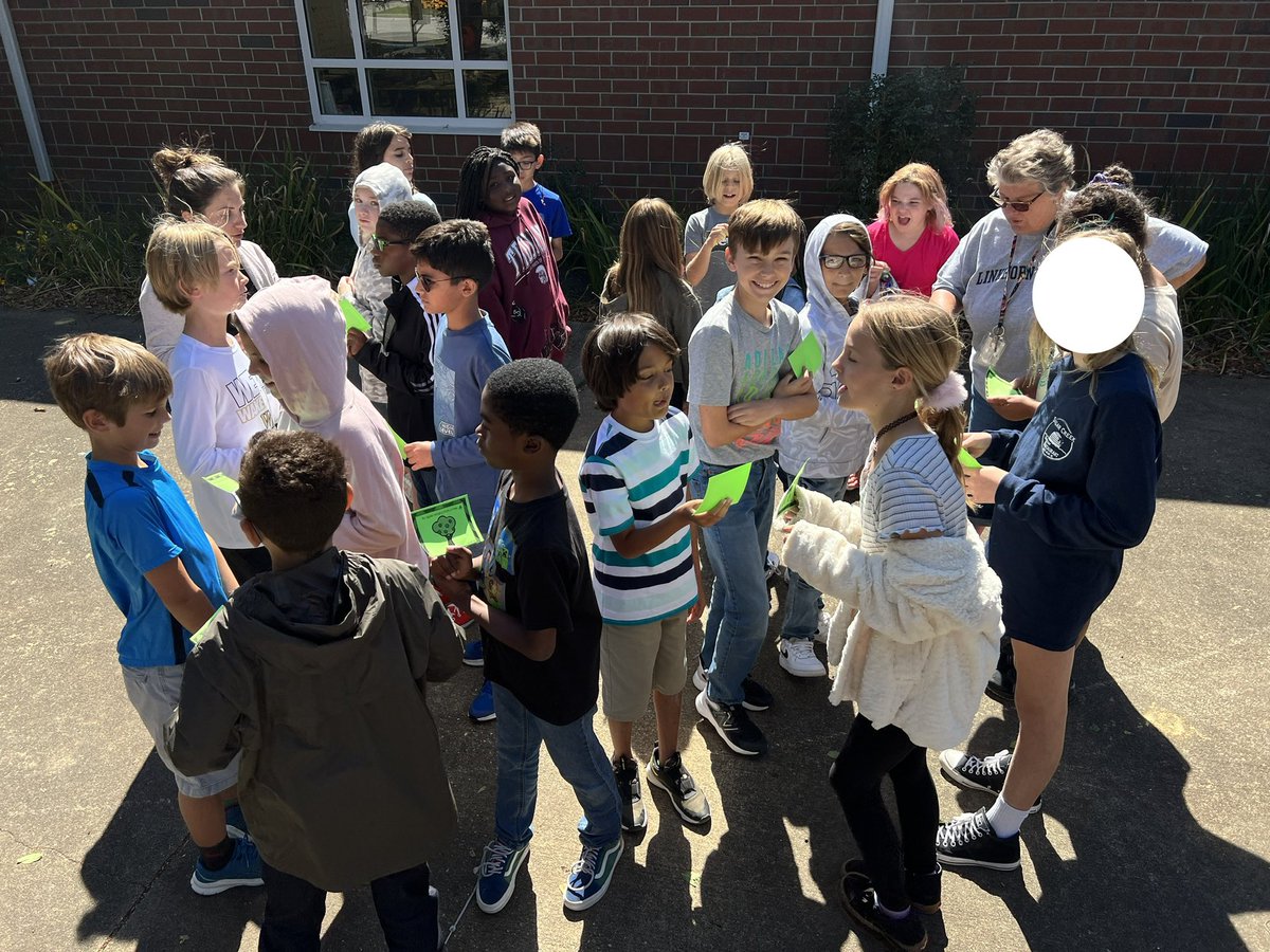 LinkhornParkES's tweet photo. #5thGrade @LinkhornParkES taking the #learning outside with #InsideOutsideCircle to find #differences &amp; #similarities @paulamott13 @mrsrobbins4th @KScarbs @allyinvb @vbschools https://t.co/Lf2A1ff19b