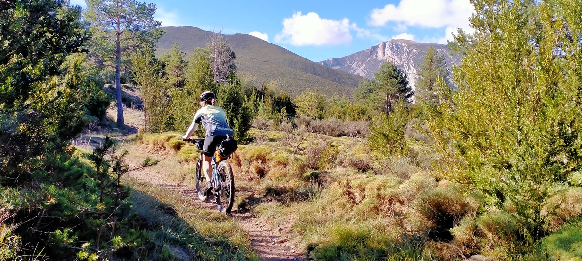 larroser's tweet photo. Genial travessa en #btt per la #SierradeGuara en 3 etapes des de #Quicena passant pel #saltoderoldan, #Nocito, #Bara, #SierradeSevil, #Alquézar. 150km i 3.500m en mode #bikepacking fent #cegbtt 🚵🤸🍩!! https://t.co/EYU0VZUVNY