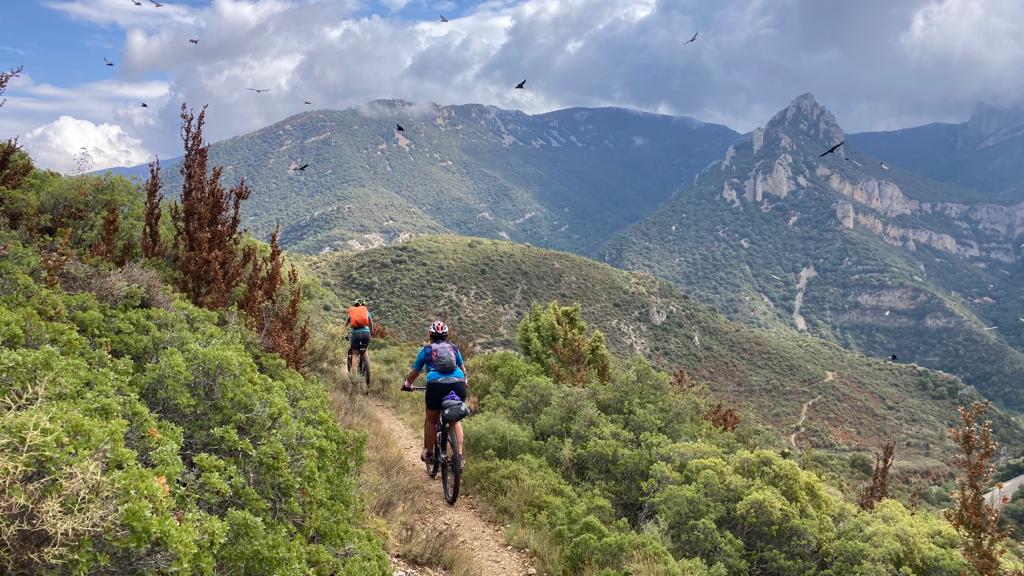 larroser's tweet photo. Genial travessa en #btt per la #SierradeGuara en 3 etapes des de #Quicena passant pel #saltoderoldan, #Nocito, #Bara, #SierradeSevil, #Alquézar. 150km i 3.500m en mode #bikepacking fent #cegbtt 🚵🤸🍩!! https://t.co/EYU0VZUVNY