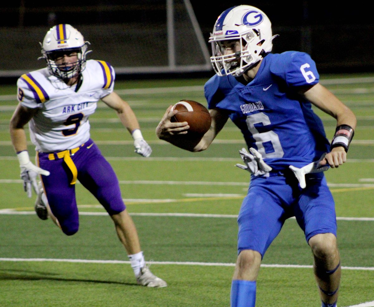 Goddard_Media's tweet photo. During HoCo night, Goddard took on Ark City. The Lions upset the Bulldogs 48-28. 
Photos by J. Pennington https://t.co/98YnlutLTG