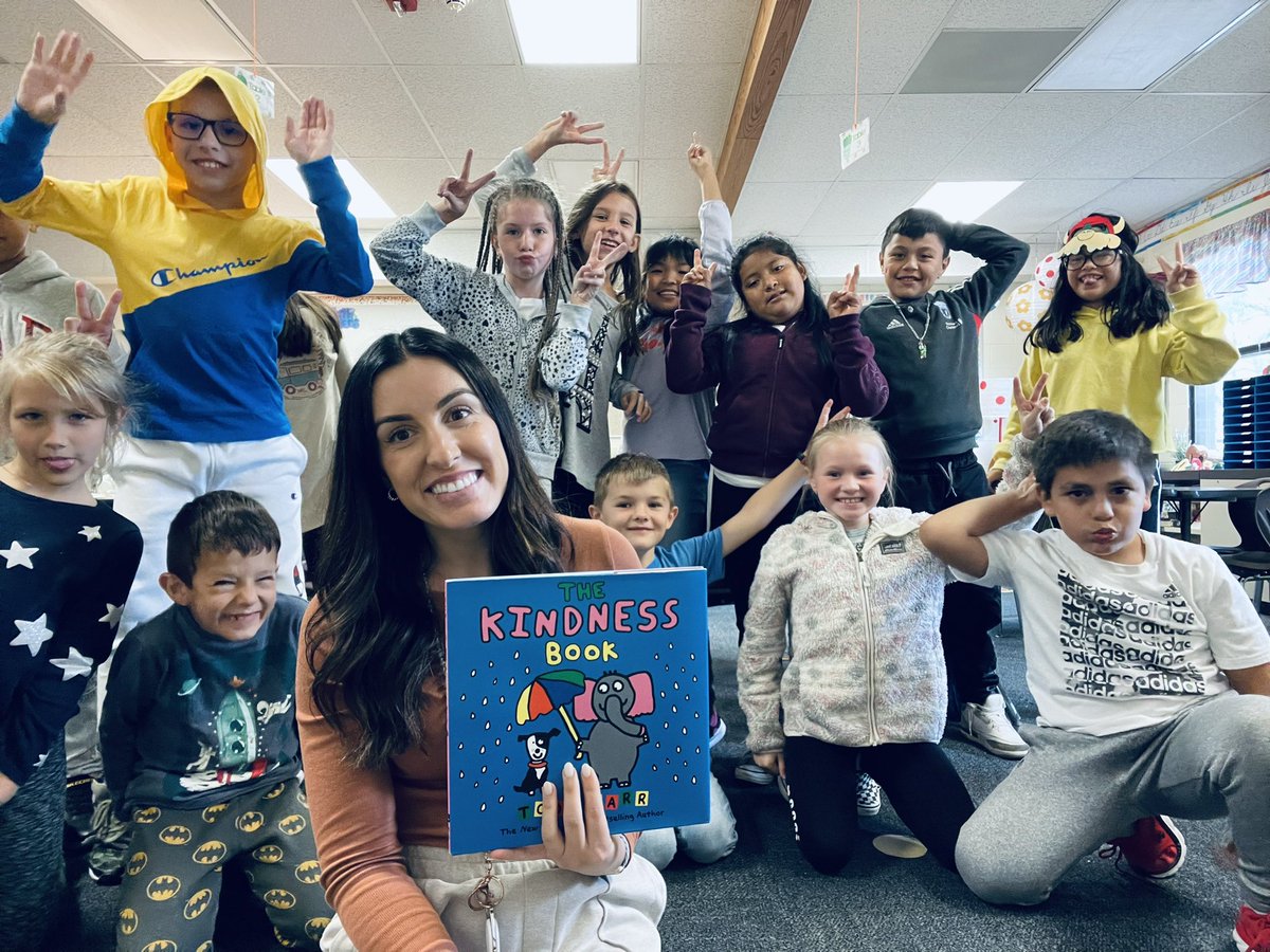 MsBartuch's tweet photo. Today was all about Kindness~ being kind to OURSELVES &amp; OTHERS🧡 We read a story about kindness &amp; then listened to our friends share about things that are important to them! https://t.co/iohEnzWauj