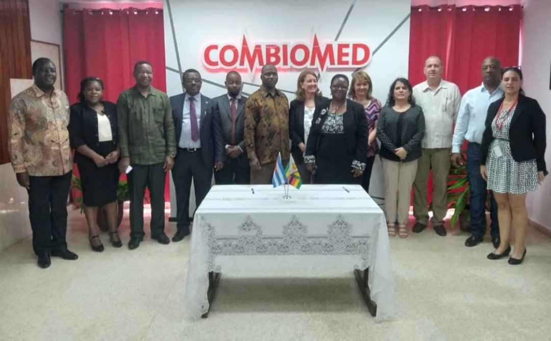MaydaMauriBCF's tweet photo. Firman las empresas @CIGBCuba, @CombiomedC y @CubaEsines Acuerdos con la empresa Biotech Pharmaceutical de #Zimbabwe que permitirán la producción en este hermano país de medicamentos y equipos médicos. #Cuba a la vanguardia de la colaboración Sur-Sur. #CubaPorLaVida
#CubaEsSalud https://t.co/orHIu06Mvl