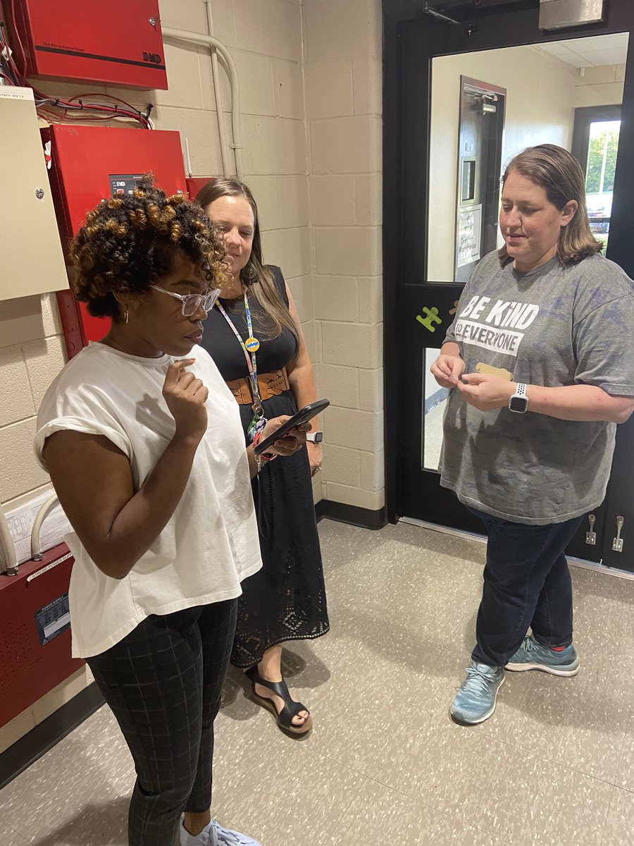 AmandaAmnicks's tweet photo. Thank you to our fabulous CMCSS TICs for leading tonight’s Teacher Leader Academy session. #fliphunt @jamiewrightTIC @ESmith_TIC #cmcssleadership https://t.co/P8C8YBZwmv