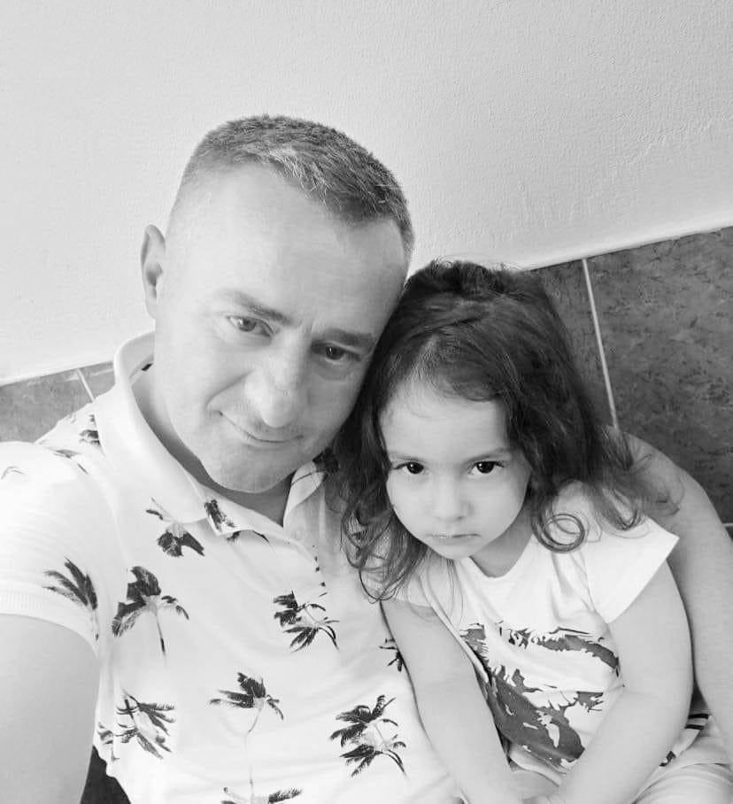 ufukibicek's tweet photo. Bu gece bir polis memuru şehit oldu. 
Bir kız çocuğu babasız kaldı. 
Bir kadın hayat arkadaşını kaybetti.
Bir yuvaya ateş düştü…
#sedatgezer https://t.co/dmM1BFZu6r