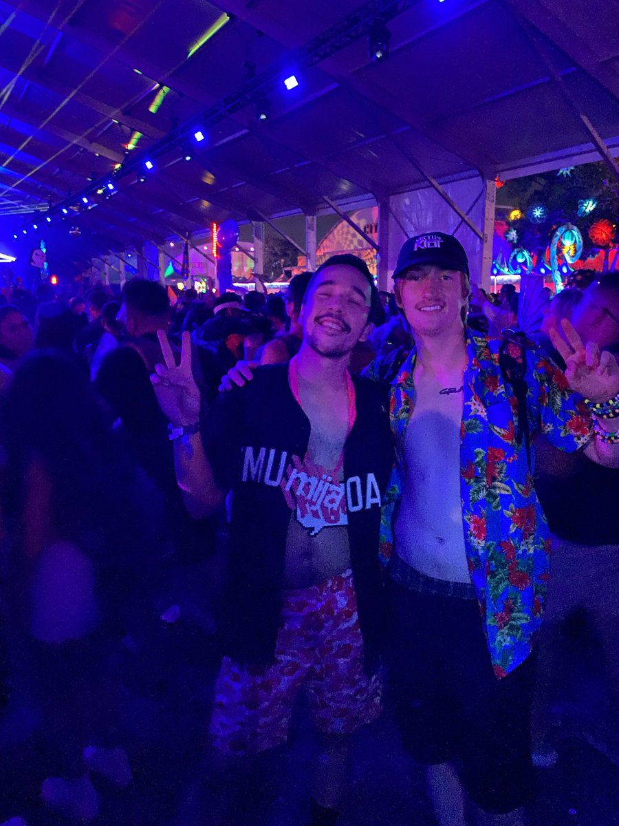 jonsuxx's tweet photo. missing bestie tbh 🤧🤧🤍 @Murkaset https://t.co/Lj8RLk4msp