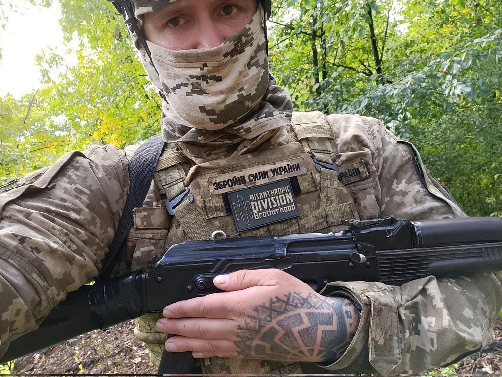 Pensar82390431's tweet photo. I am so sorry NOT😁 for your loss #MichaelMcFaul! He had at least right kind of tattooes when his #NaziComrads threw him in some ditch, right?
#Ukraine #NatoAggression #USA #NaziArmy https://t.co/ouBwHd22Pe