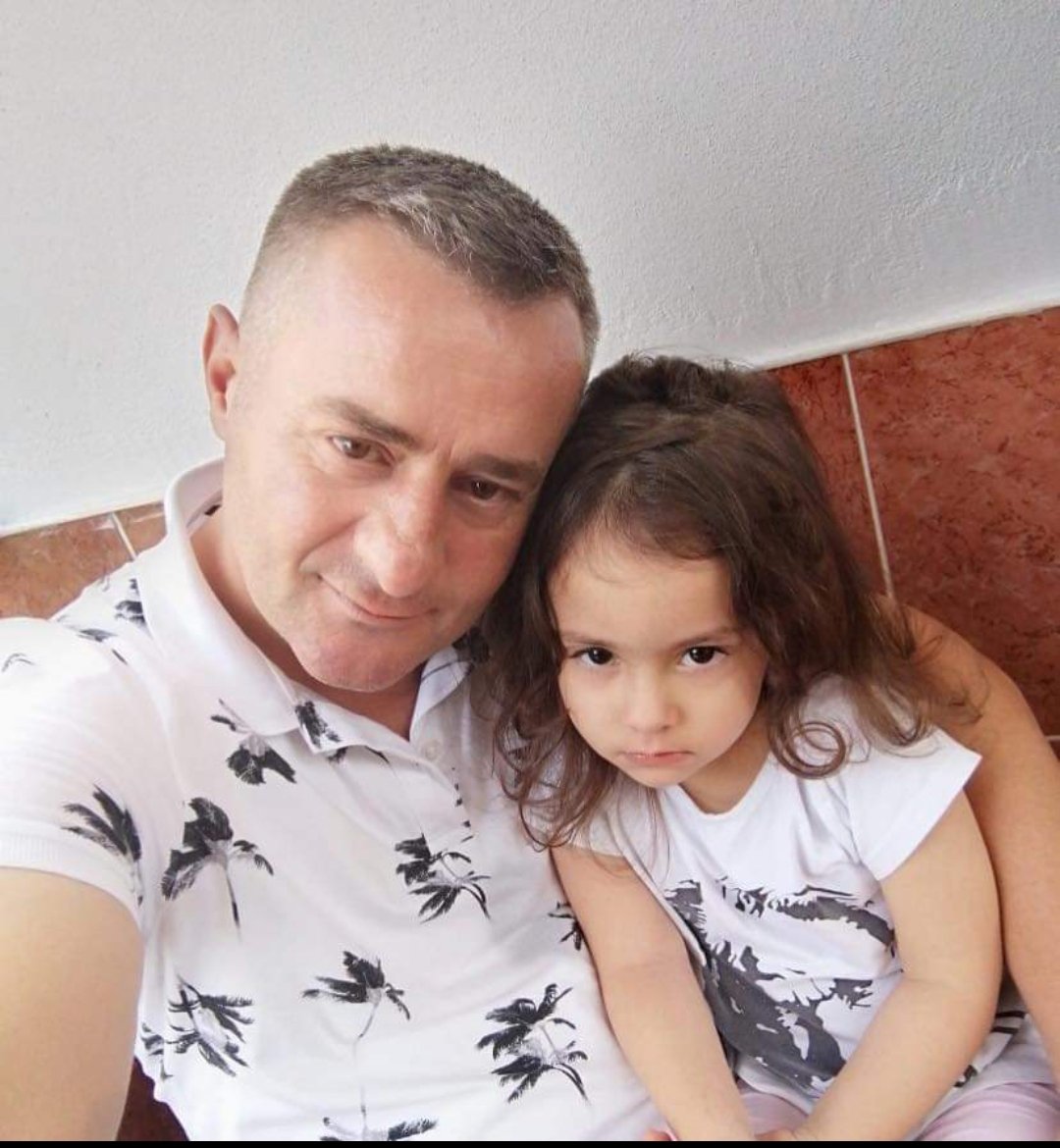 HAKANDUNDAR100's tweet photo. #mersin Bu papatyanın,dünyalar güzeli kızın babasını 2 saat önce şehit ettiler...söylenecek her aözün kifayetsiz kaldığı zamandır. Milletimizin başı sağolsun. https://t.co/DdkJBuw8wl