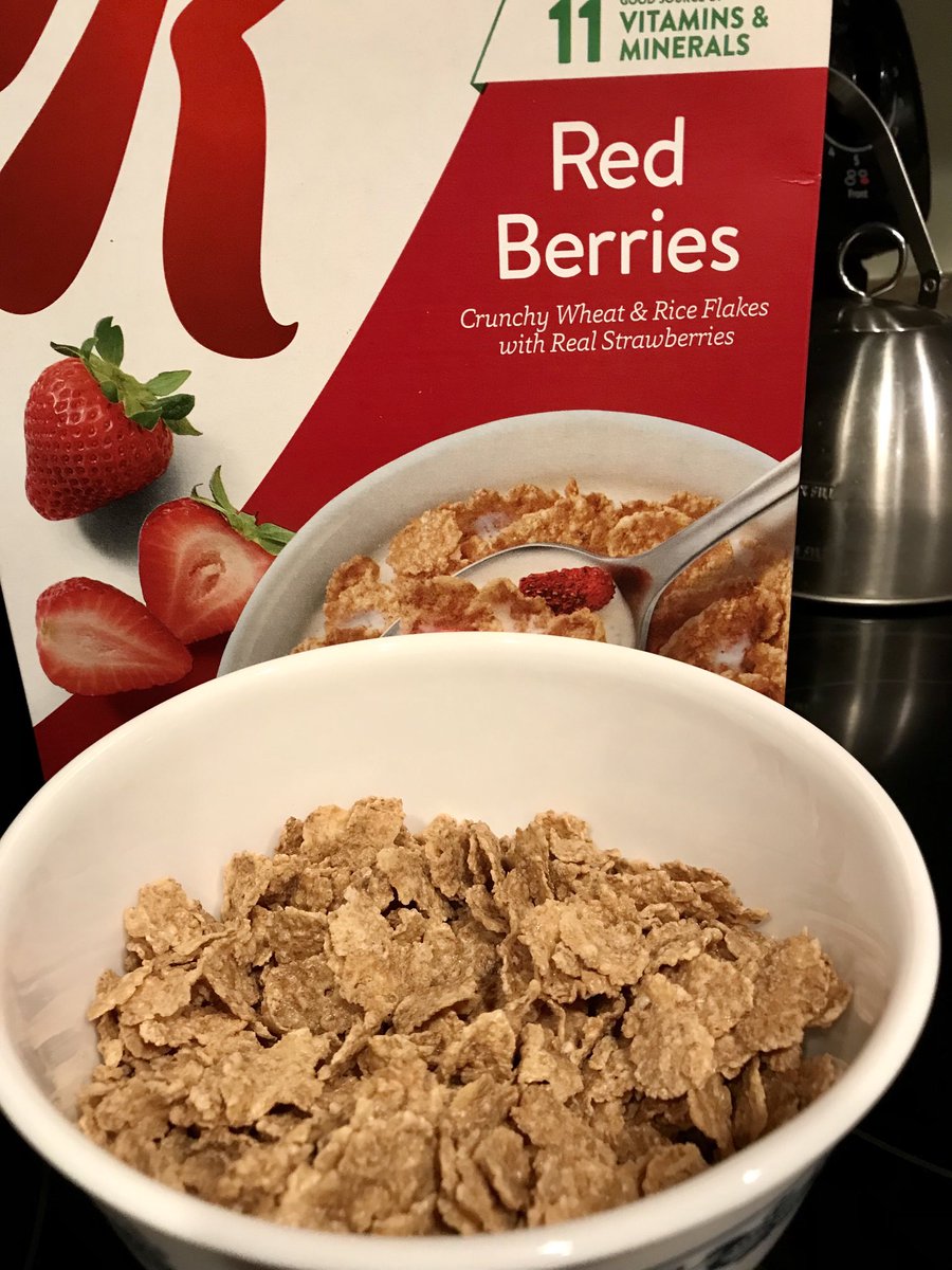 .⁦<a href="/KelloggsUS/">Kellogg's</a>⁩ can you believe not 1 red berry in my bowl?! 🍓 🥹 #strawberryless #specialk #redberries #cereal