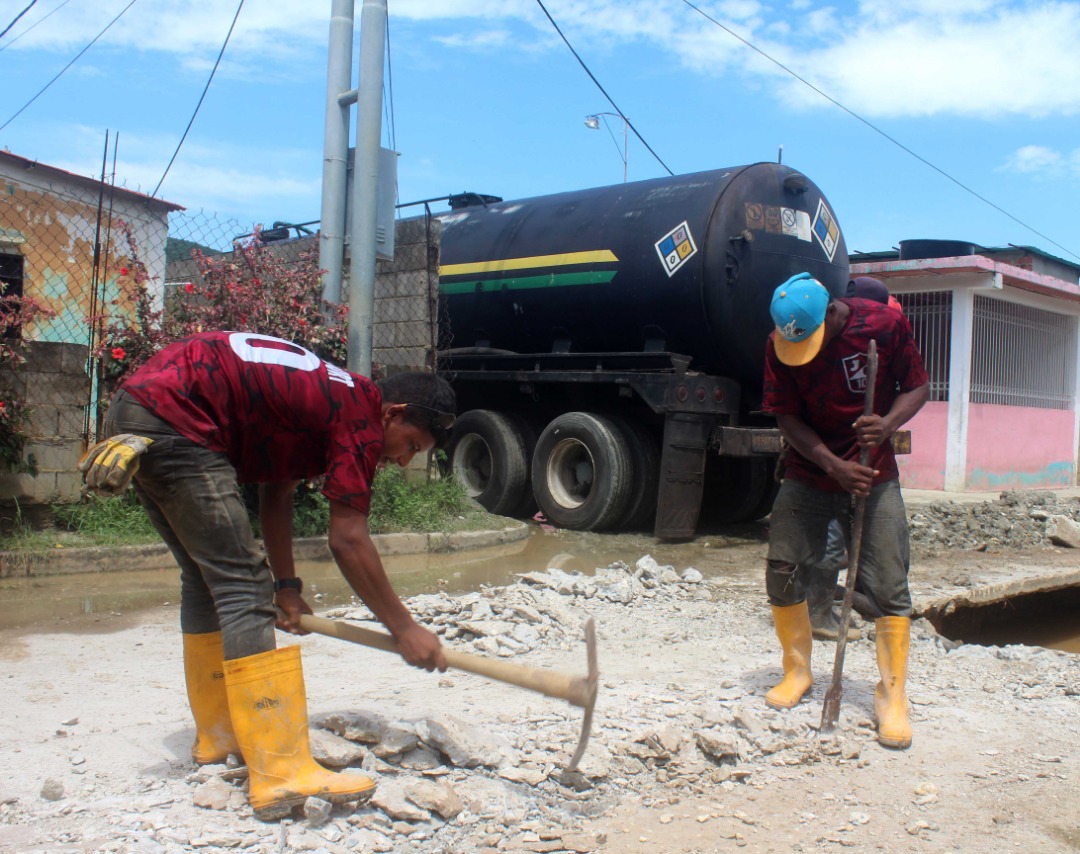 Continúan los trabajos de excavación y achique, como parte de la sustitución de 18mts de tubería, de aguas servidas, en el sector La Vaquera, de Valle Verde, maniobras que realiza la gestión municipal liderada por @JCbetancourt72 #NoPodránConVenezuela #FronteraDePaz