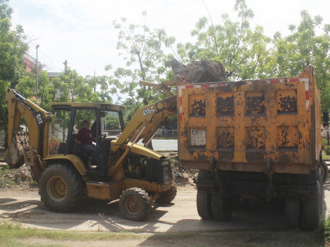 Este lunes #26Sep la alcaldía de Puerto Cabello liderada por @JCbetancourt72 inició los trabajos de embellecimiento de la Av. 2 sector 2 de la Urb. Cumboto II, parroquia Goaigoaza, a través de la remoción de escombros con maquinaria y cuadrillas de limpieza. #NoPodránConVenezuela