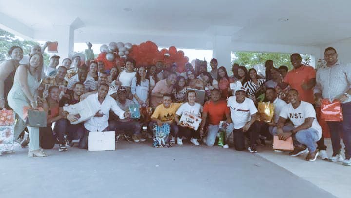 SandeRocha's tweet photo. Eca SAS. Festejando amor y amistad https://t.co/b2d3GA9SpU