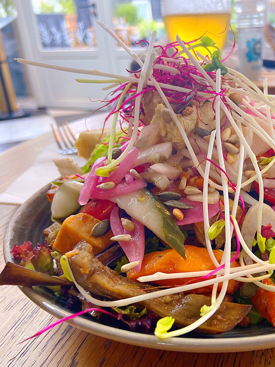 YolandaGranados's tweet photo. #saladingqueen #thereturn
#vegansalads #lunch with @danydandabu in #DeBalijeTuin #Delft #countryside #TheNetherland 
#veganpower #veganfood #salading https://t.co/uVfrhNJsdD