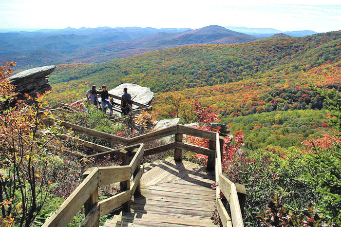 Find these quick hikes on the Blue Ridge Parkway that are easy to find, less than 4 miles, with full guides for each: bit.ly/38ASBkR