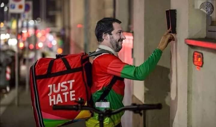 eXXo59's tweet image. Guarda che non devi scendere in piazza, se tu e tua figlia volete due pizze, puoi sempre chiamare #JustHate 😁