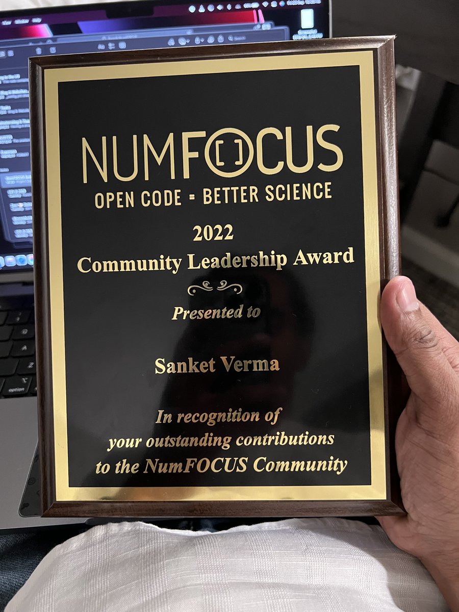There was a surprise award ceremony, and I was awarded Community Leadership Award for my efforts around @PyData, @NumFOCUS and open-source communities. 🏆 Thanks to everyone who helped me! And I'm grateful to be working with @zarr_dev and leverage my skills for the project. 🙏🏻