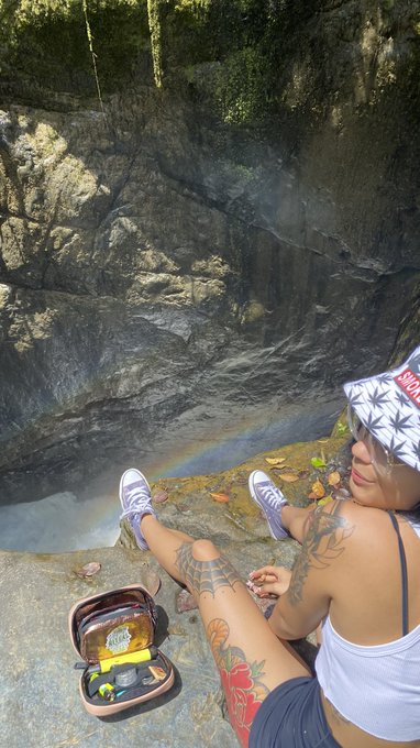 Spam de mi grandioso lunes, carretera, amorsito, r&iacute;o y porrito🍃💖  el d&iacute;a nos regal&oacute; dos arco&iacute;ris 🥹🌈🌈 Obvio<a href="/tag/420day"class="tags"><span>#420day</span></a><a href="/tag/420life"class="tags"><span>#420life</span></a><a href="/tag/420girl"class="tags"><span>#420girl</span></a><a href="/tag/happy420day"class="tags"><span>#happy420day</span></a>