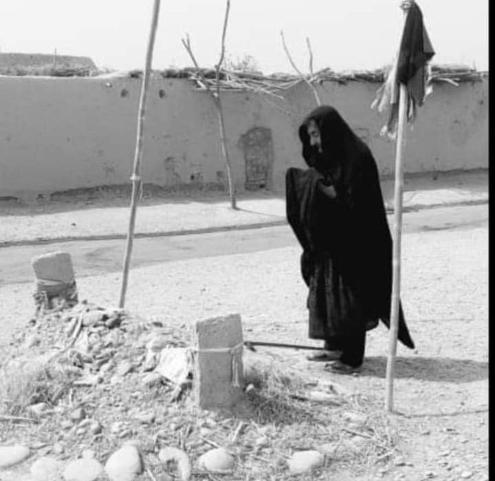 AkhtrmohammadB1's tweet photo. چې د سر شناخته دي ټکېږي 
پوه شه چې قبر ته دې زه راغلې یمه 😭

خو ځيني ميندې د خپل بچي د قبر لیدلو ارمان هم ځان سره ګور ته يوسي😥 https://t.co/lON2O2cvr4