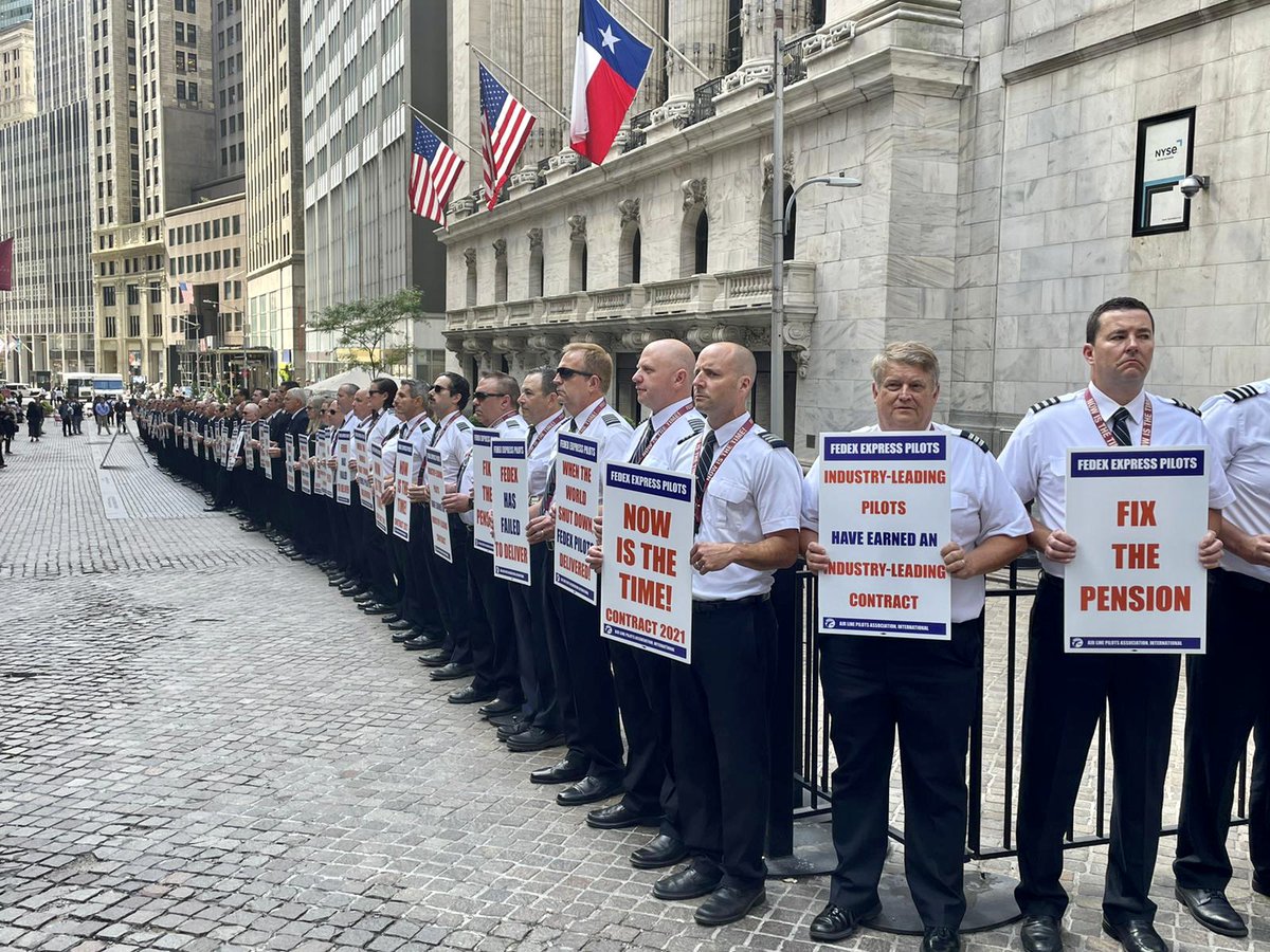 FedExPilots's tweet image. FedEx pilots, joined by pilots from other airlines, stood in #solidarity today in NYC. #NowIsTheTime for FedEx leaders to deliver an industry-leading contract that addresses our retirement and quality of life. #ValueFedExPilots