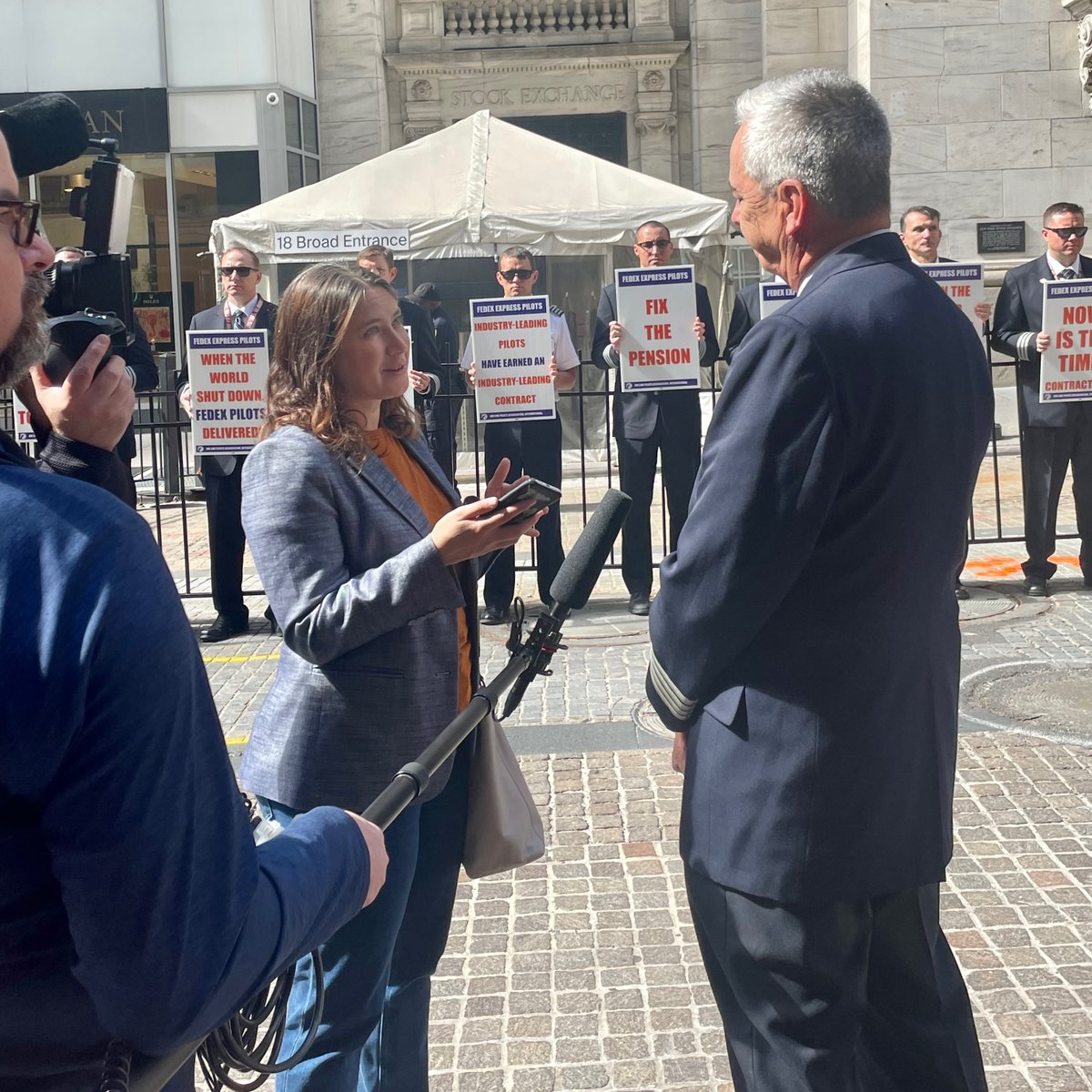 FedExPilots's tweet image. FedEx pilots, joined by pilots from other airlines, stood in #solidarity today in NYC. #NowIsTheTime for FedEx leaders to deliver an industry-leading contract that addresses our retirement and quality of life. #ValueFedExPilots