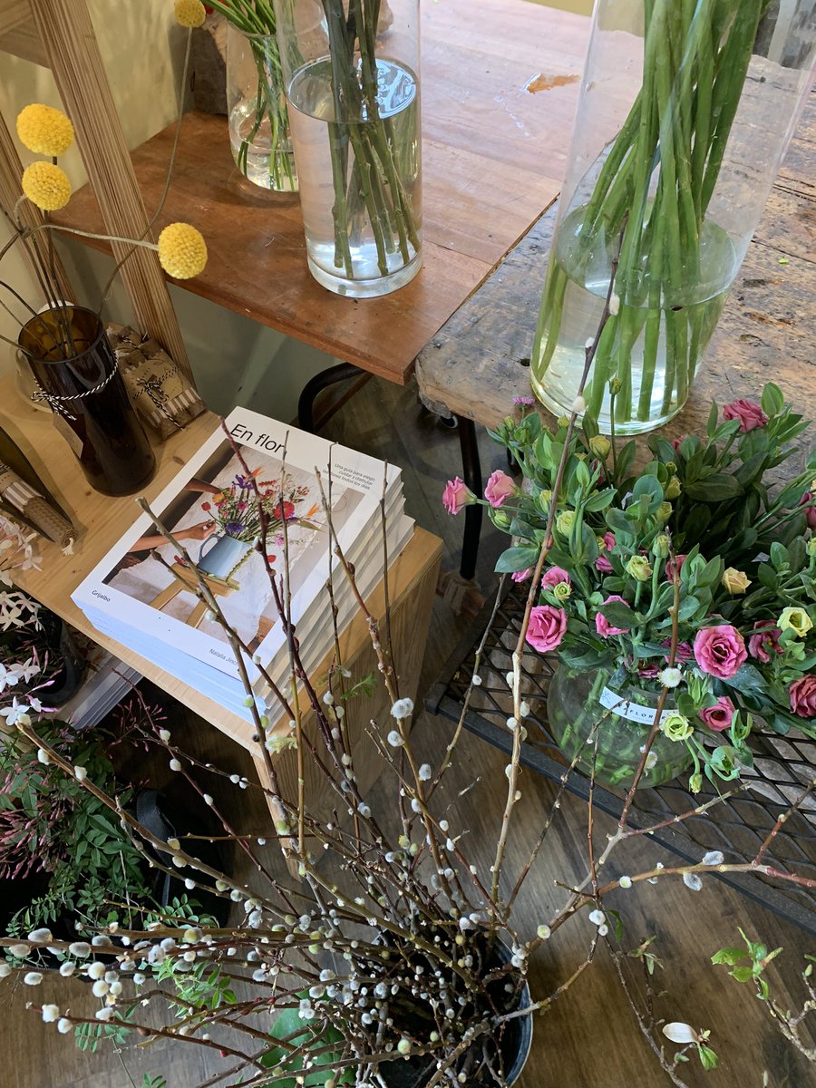hollynat's tweet photo. A las 17 hs, la poeta Regina Ramos nos recitará su Rosario floral de obras propias y ajenas; a las 18 hs @ceciliabonino leerá fragmentos de #EnFlor (que se venderá firmado y con 💐 incluidas). Durante toda la tarde habrá estaciones de estampas con sellos y armado de ramos https://t.co/UNQFTkp0o2