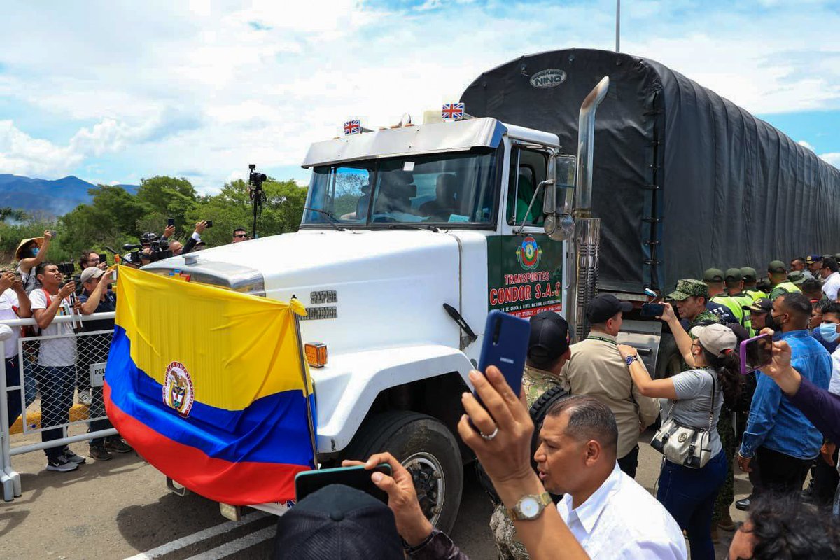 GNB_tachira's tweet photo. #26Sep "La reapertura de la frontera entre Colombia y Venezuela es indudablemente un hecho histórico, que marca el comienzo de una etapa de relaciones de hermandad, respeto y Paz". 🗣️Así lo dijo nuestro CJ Pdte. @NicolasMaduro #FronteraDePaz #NoPodránConVenezuela https://t.co/igy87Owjch