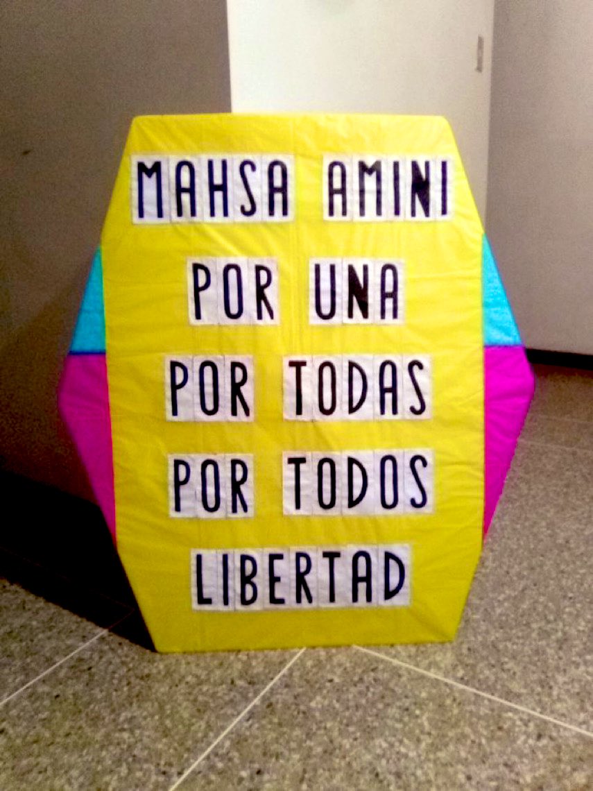 gabyarocha's tweet photo. En Irán siguen protestando a pesar de la represión del régimen. 
Muchas iraníes se han quitado sus hijabs, los queman, se han cortado el pelo. Repiten: “zan, zendegi, azadi” (“mujer, vida, libertad”).

Admiramos a esas valerosas mujeres.

🪁 @srpapagayos #IranRevolution2022 https://t.co/tpSbUJy4z4