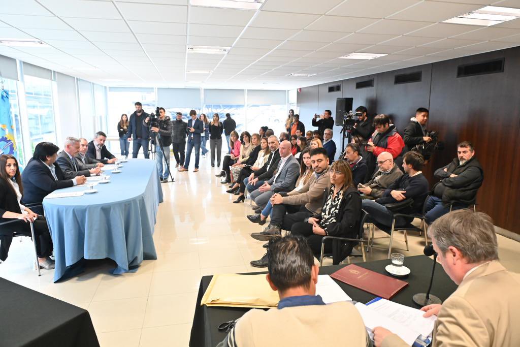 arcionimariano's tweet photo. ▶️ Realizamos la apertura de sobres de la licitación pública para la ampliación de la Escuela N° 88, una obra que demandará 240 millones de pesos y se enmarca dentro del plan de infraestructura escolar que estamos llevando adelante. https://t.co/IF6StOiXoG