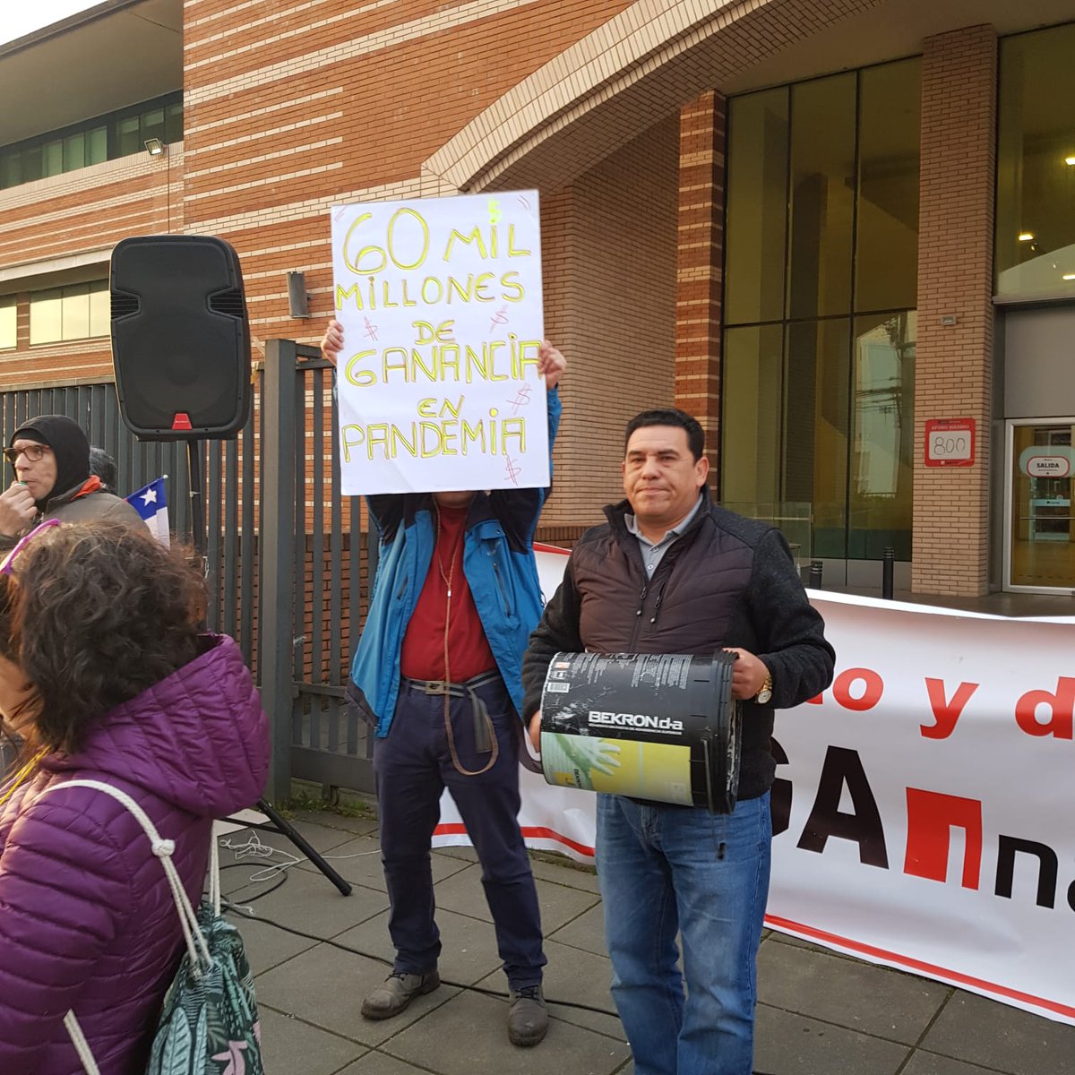 SinadePmontt's tweet photo. ¿Logra ver lo que dice el cartel? Si, así es, 60mil millones en ganancia obtuvo INACAP en pandemia y hoy nos ofrece un reajuste menor al años 2019.
¡Seguimos en Huelga!

#huelgaenInacap 
#inacap
#inacapenhuelga
#PuertoMontt https://t.co/3DlOGSEOAA