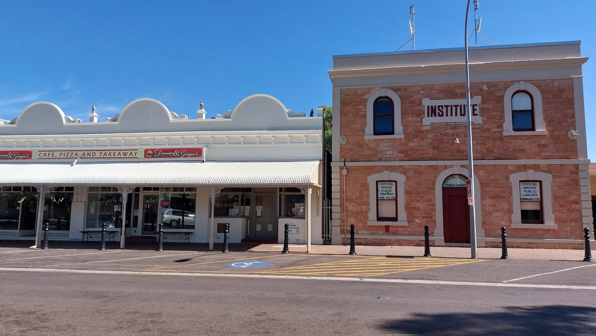 pfwaus's tweet photo. The #historic 1881 #CrystalBrookSA Institute building in #CrystalBrook #SouthAustralia #Australia #travel 😷 #TravelOz #architecturephotography #architecture #History and love the "birds" adorning the roof of the building to left 🐦🕊🦉 https://t.co/Z82yJFpkZN