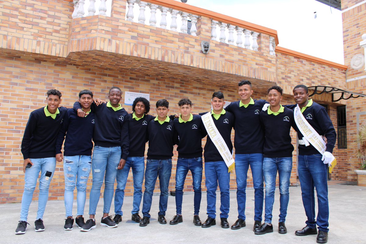 futestudio's tweet photo. Nuestos jóvenes de tercero de bachillerato realizaron su juramento a la bandera 🇪🇨

El esfuerzo tiene su recompensa. Sigan adelante chicos @FormativasSDA 

Felicitaciones Kendy y Adrián por ser parte del cuadro de honor

#educacion #juramento #bandera #deporte #aucas https://t.co/VJug7jKCBR